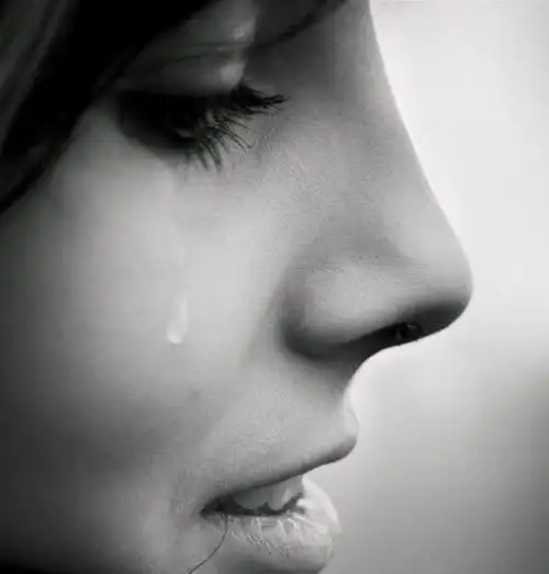 无比伤心的哭泣女生图片,代入感很强已经开始伤心了 - 伤感图片