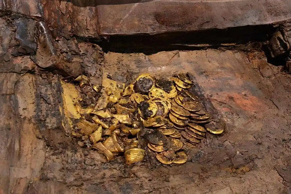 这座古墓太土豪,满满的黄金盗墓贼不稀罕拿,专家数钱数到手抽筋