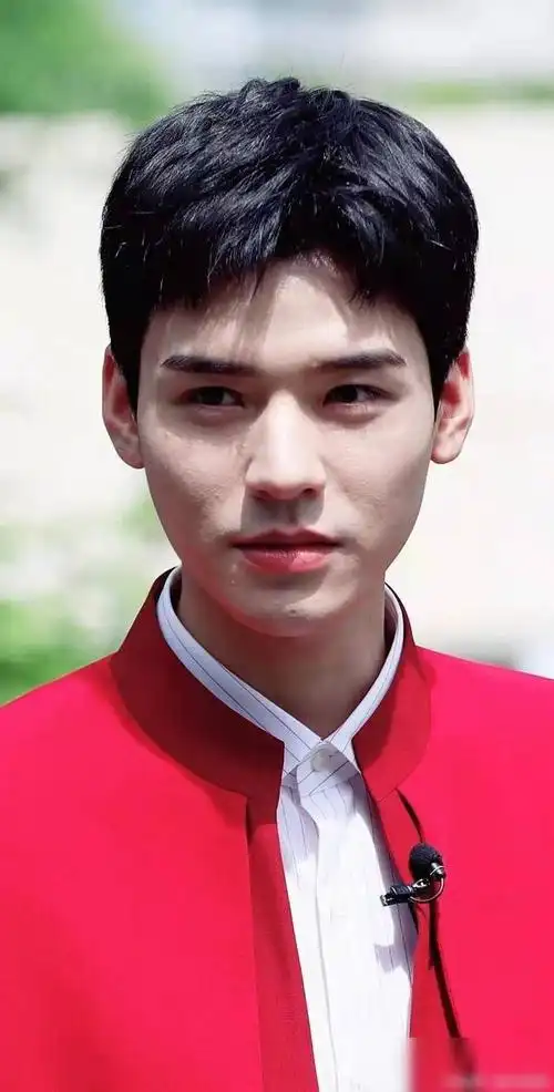 只是明星的精修照片往往与本人有着很大的差距,龚俊的颜值虽然因为