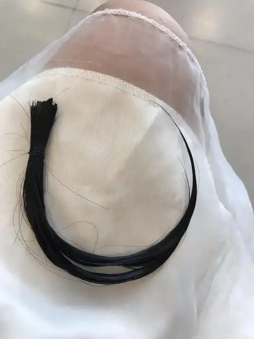 临走时,从地上捡起了一扎头发,带回家装了起来,给女儿留作纪念