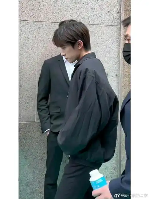 易烊千玺意大利素颜饭拍##易烊千玺