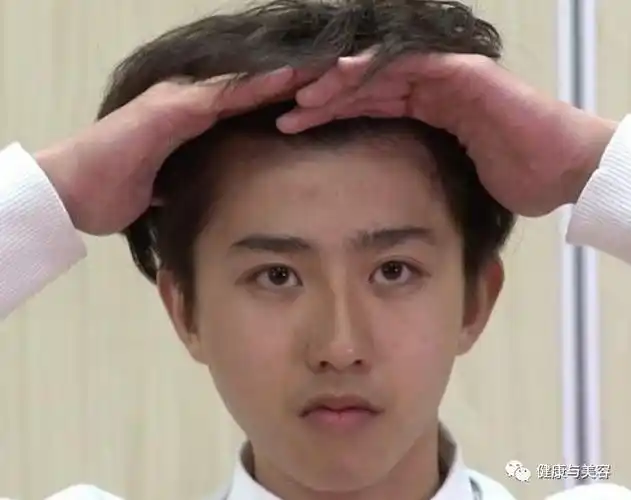 妆容对男孩子的改变还可以从蔡徐坤身上看出来,素颜的他长这样