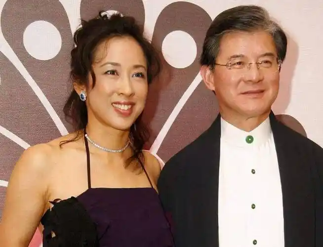 原创郭晶晶婆婆罕曝近况与老公手挽手甜蜜约会豪门贵妇衣品引争议