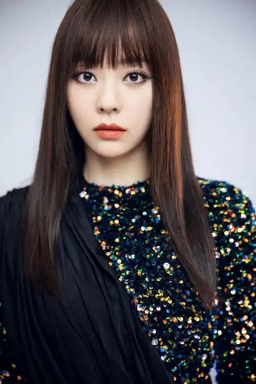 张靓颖亮片衫性感写真图片18