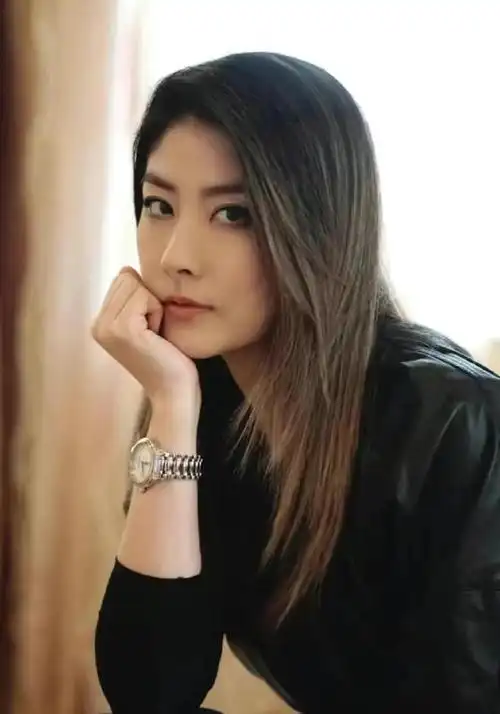 陈慧琳罕见走机场披西装变现实版女霸总拎孙俪同款包不炫富