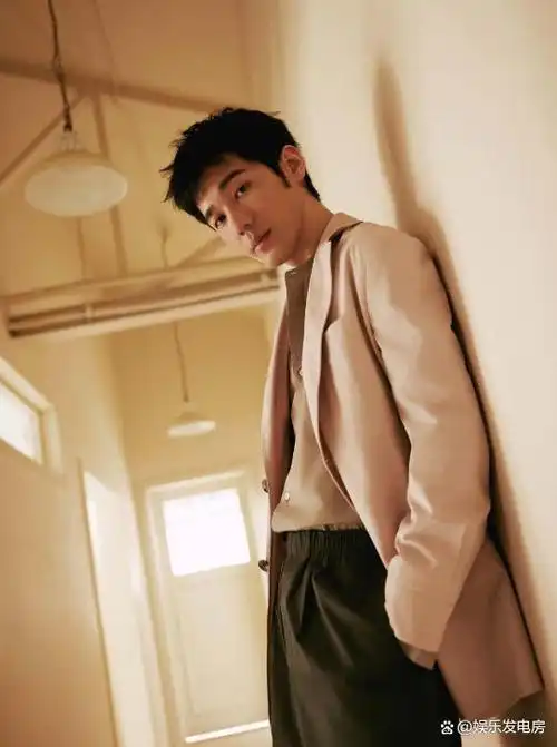 歪嘴翘臀身材五五分男明星这场跨界模特秀网友笑到我了