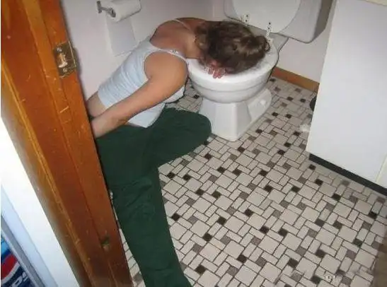 美女们喝醉后的样子不堪入目直接钻进马桶里