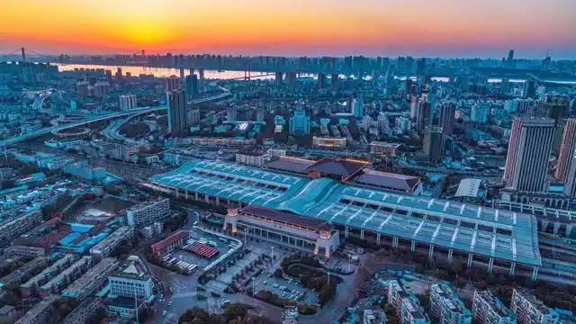 武汉,等待重启(三)_武汉光谷国际广场_2013年两会时间_武汉城市建设