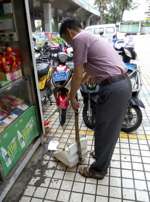 新乐迪门前有果皮纸屑
