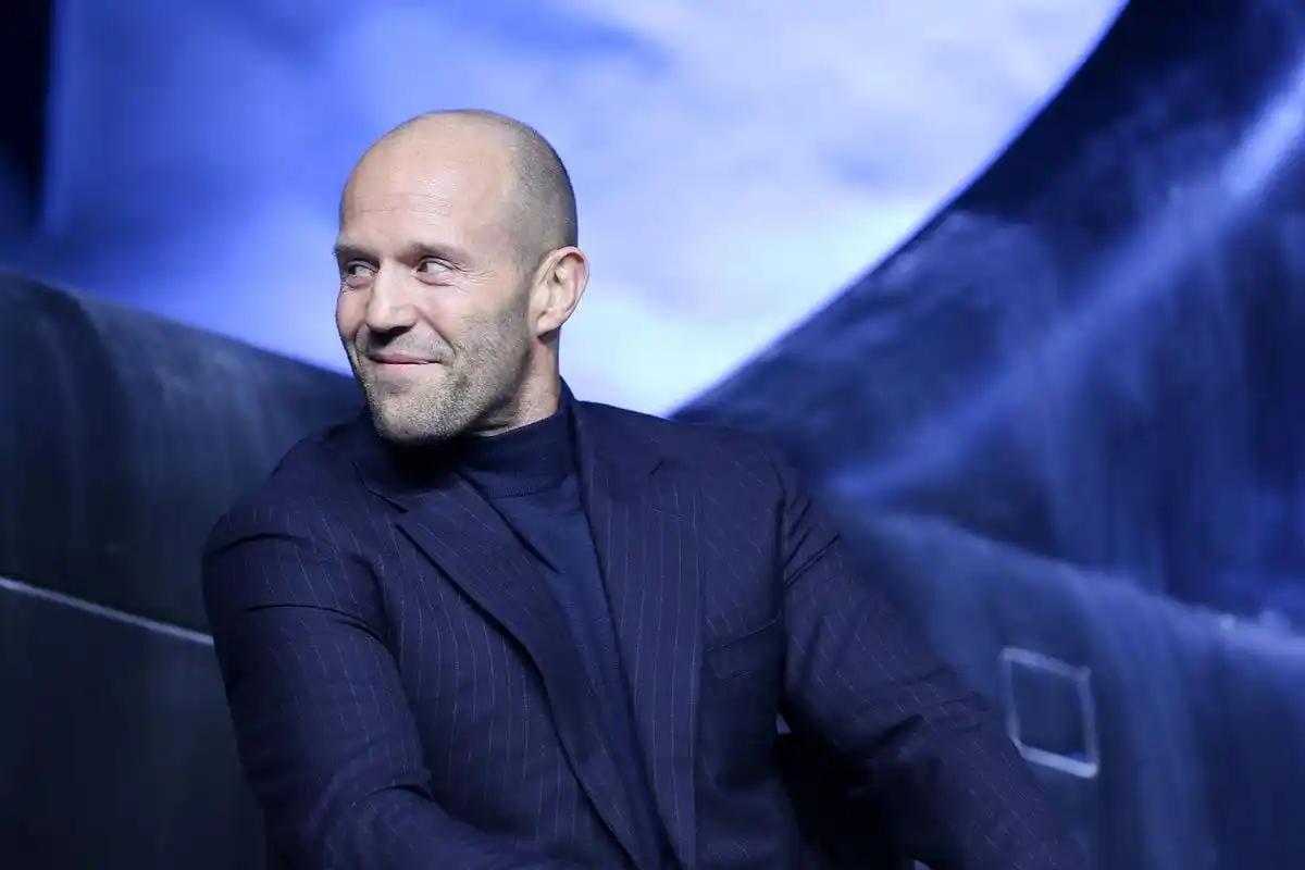 杰森斯坦森这穿搭真的是很好看,一身黑色西服,感觉很神秘,但不是所有