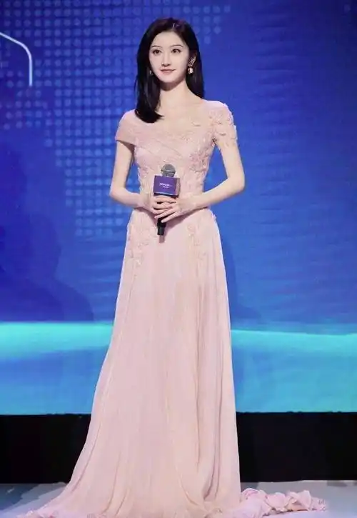 景甜出席线下活动,一袭樱花粉长裙甜美淡雅,仙气十足_女性_设计_剧中