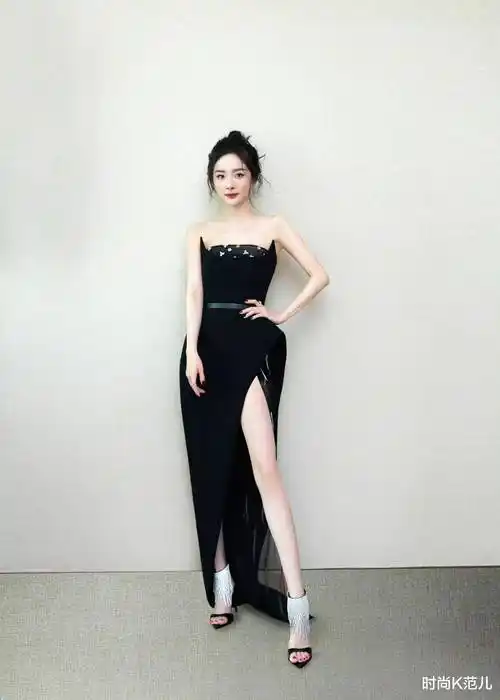 而且,杨幂是走在时尚前沿的达人,她选择的单品都很有设计感,这一双