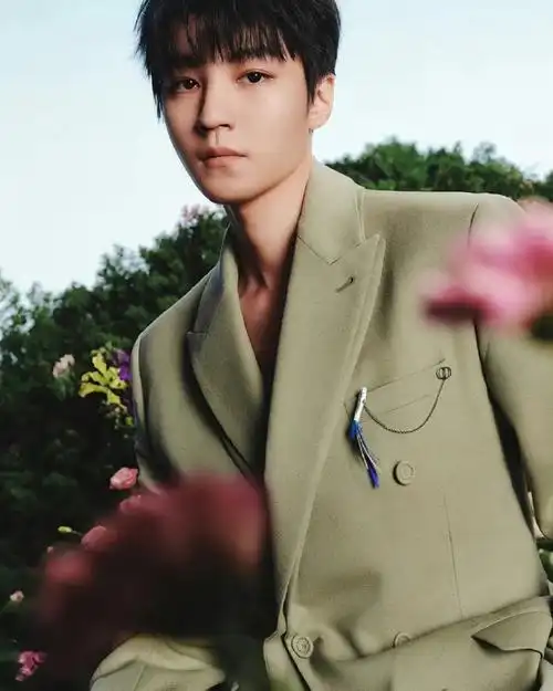 有一种氛围感叫春天##王俊凯的高中毕业照