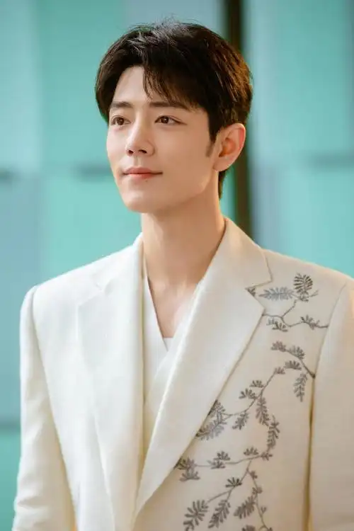 肖战每一次的出现都备受瞩目,他这一次以一身白色国风刺绣西装的造型