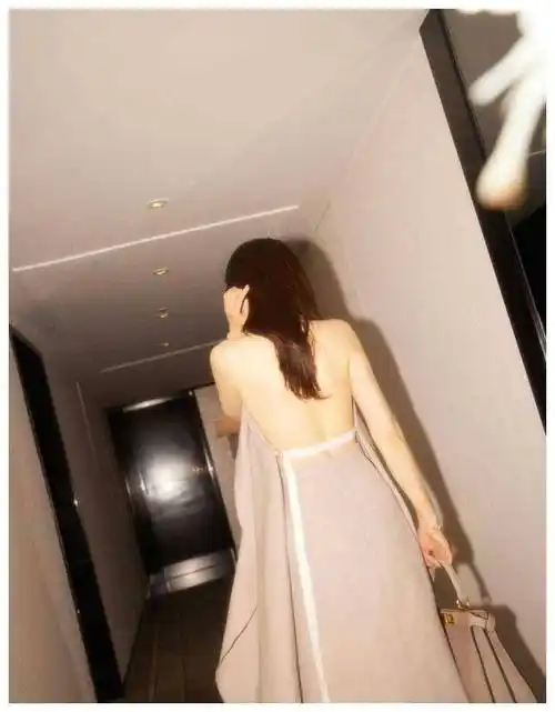 励志之旅,曾黎的背后故事然而,曾黎的身材和训练日常背后,更是一个