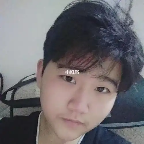 180斤大胖子寸头头小身体宽健身房健身中