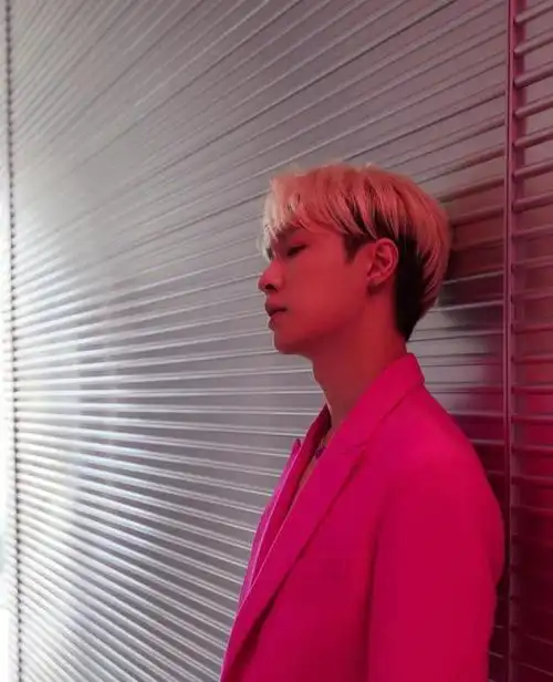 张艺兴出席阿那亚华伦天奴大秀黄发配玫红色西装时尚亮眼