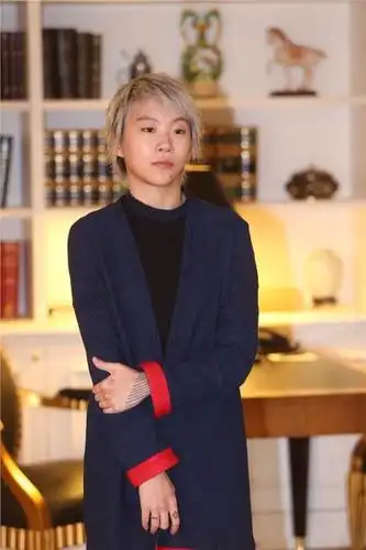 窦靖童激吻女生 回应出柜传闻:无所谓