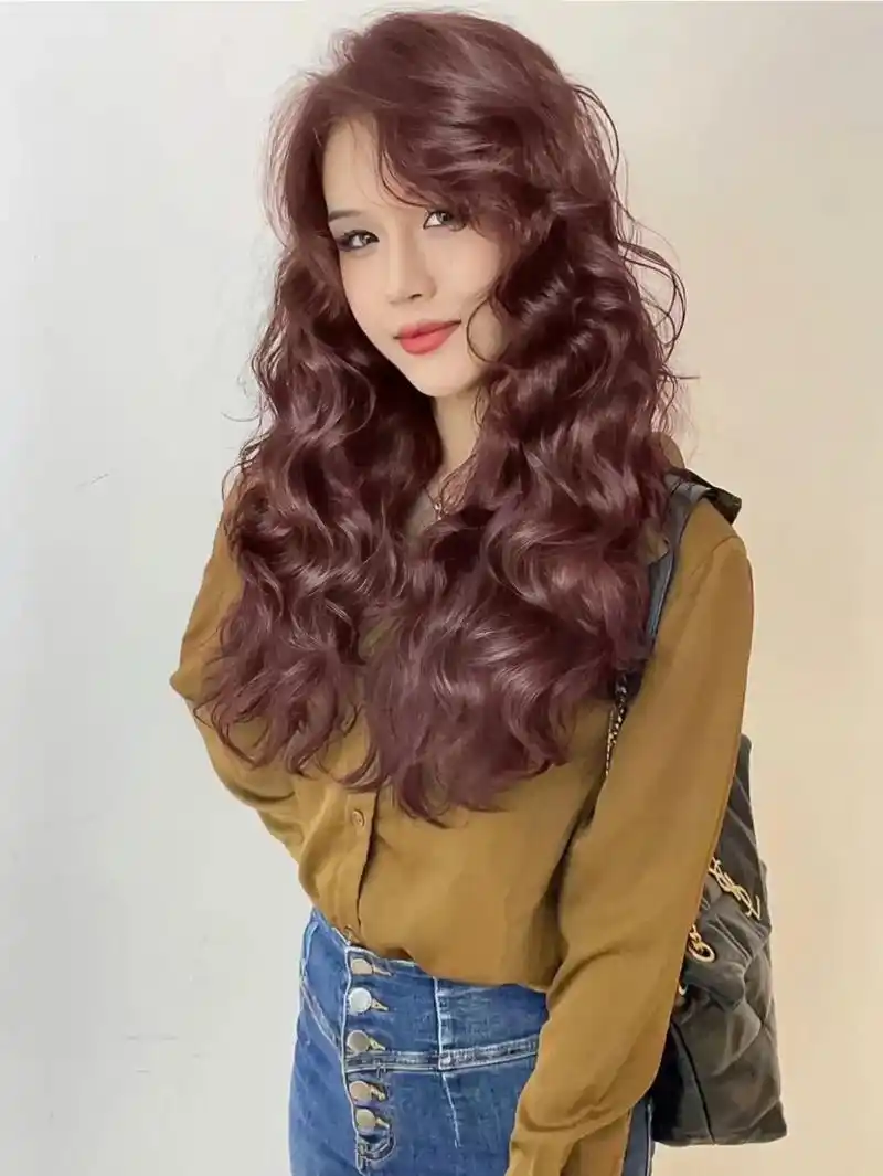 烫发一款好看的卷发,头顶服帖,方圆脸的姐妹可以参考一下,法式慵懒卷