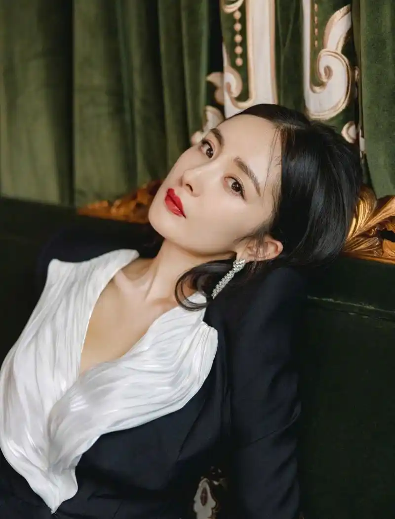 杨幂职业装写真.#女明星# #娱圈新动向# #美女