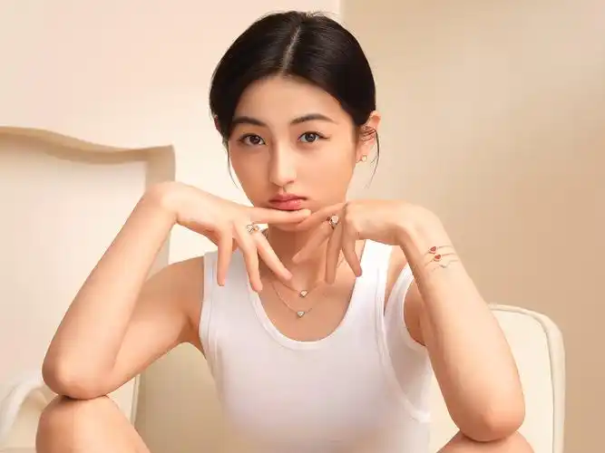 chopard萧邦品牌大使张子枫 悦动演绎my happy hearts系列珠宝 诠释我