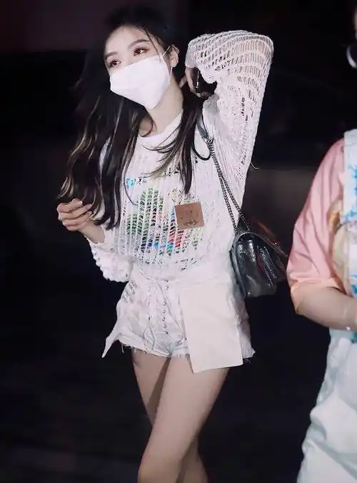 吴宣仪穿银色露肩裙清新靓丽,渔网衫内搭涂鸦t恤极具吸睛魅力_气质