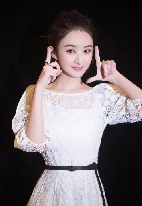 于河北省廊坊市大长亭村,父亲是基层派出所民警,赵丽颖下面还有个弟弟