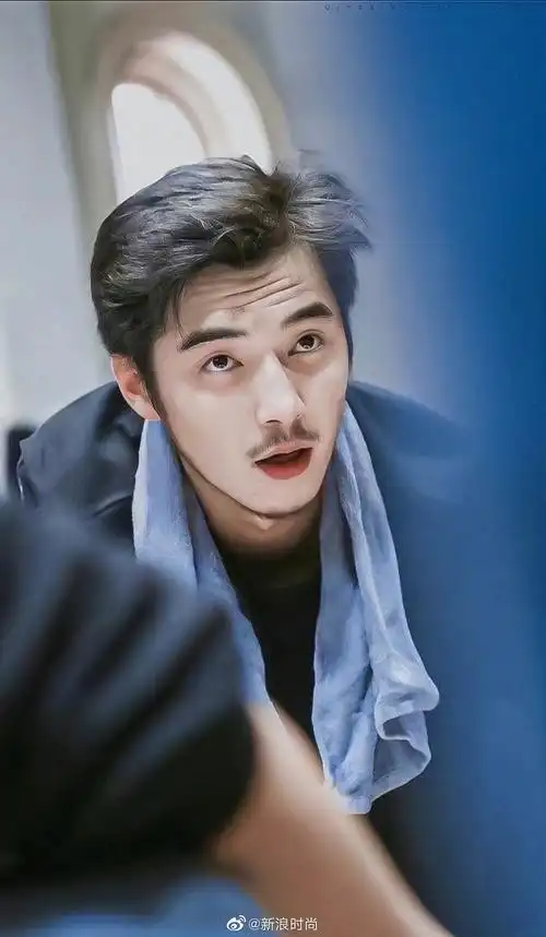 留胡子的金世佳__财经头条