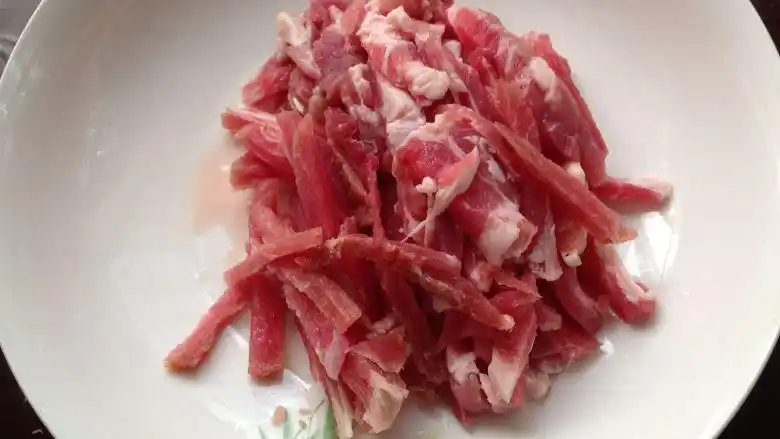 白菜肉丝面, 梅花肉切丝