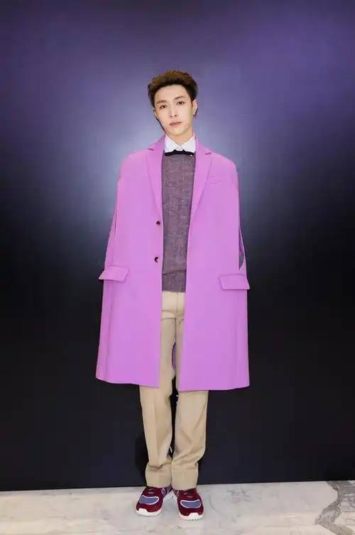 张艺兴紫色外衣耀眼贵气绅士气息现场斩杀菲林