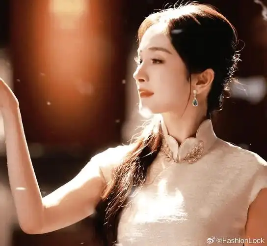 杨幂丨旗袍造型78    珠光白旗袍造型 翡翠耳坠,气质绝尘,温婉大方!