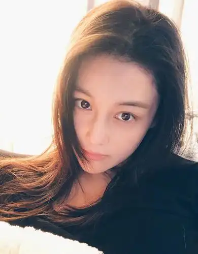 张馨予晒出自拍 素颜依然难掩美貌 网友:脸颊圆润了