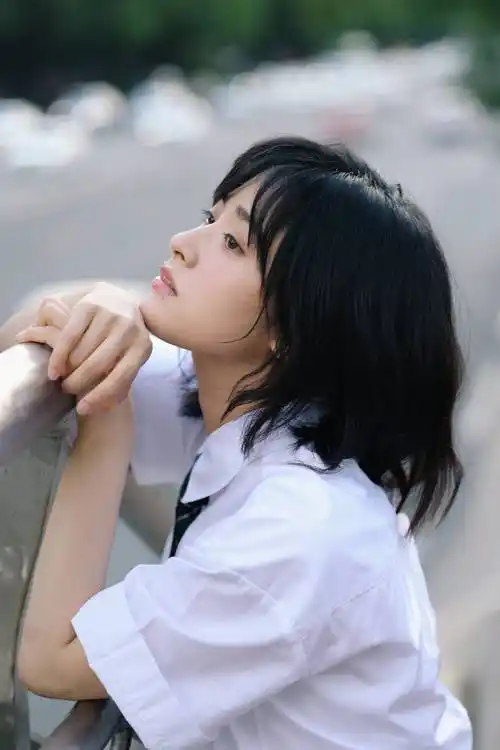 校花白衬衣领带青春活力写真