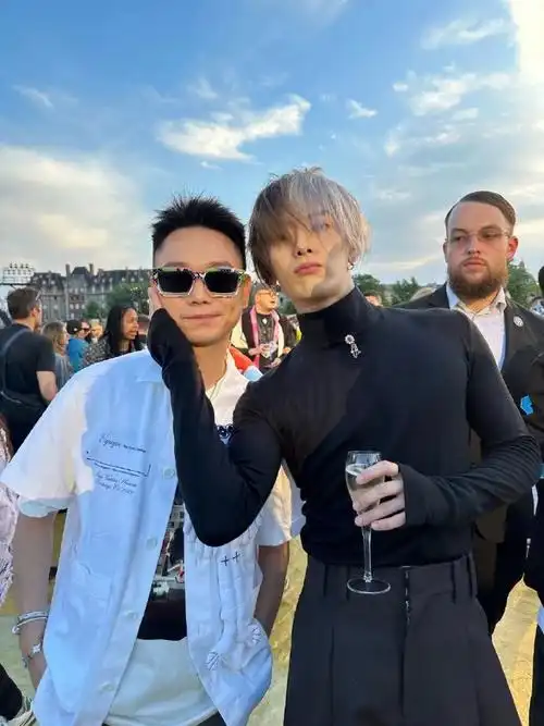 王嘉尔巴黎时装周合照#王嘉尔巴黎时装周合照91国际好友圈!