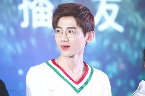 白敬亭身上的性感部位先投喉结1015票