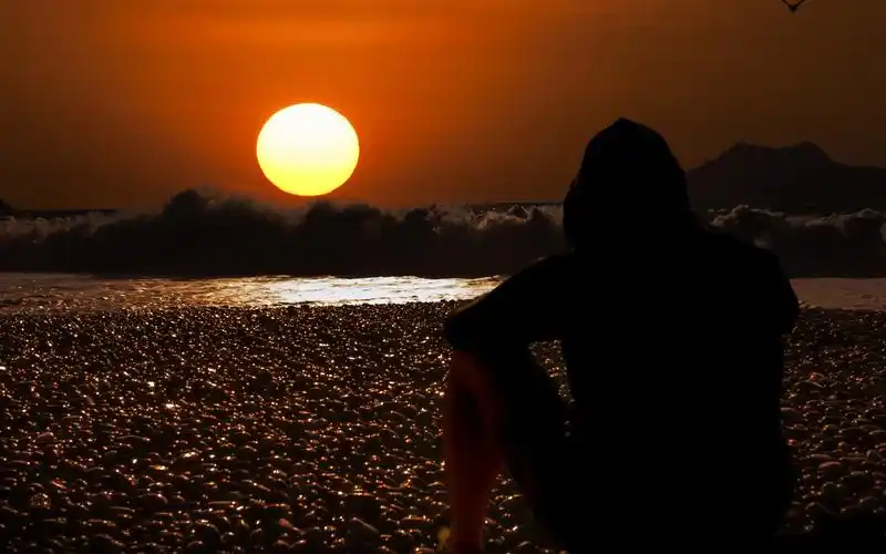 > || 更新时间:2018-08-15 颜色分 黑色 关键词:  背影 孤独 伤感