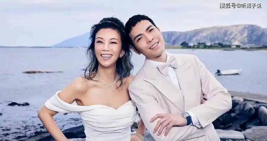 胡歌与妻子罕见同框,一同外出到超市大采购,夫妻二人分工明确