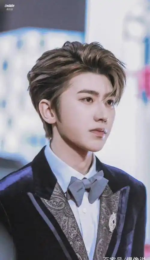 蔡徐坤从台北飞回深圳,粉丝从最新机场图中发现坤坤最近有变化_ikun