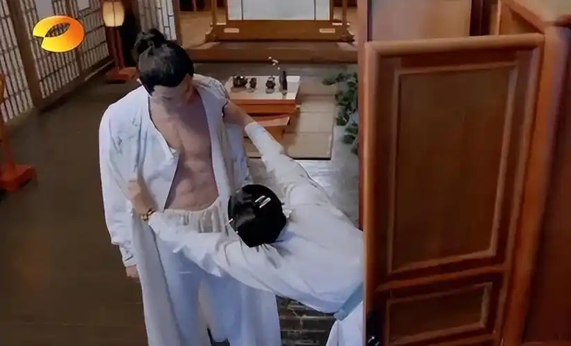 就如同任嘉伦的"塑料感腹肌"一模一样.