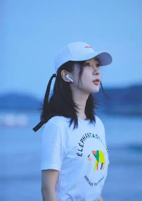 杨紫海边写真新鲜出炉,清新可爱走海盐风,还挺适合她的!