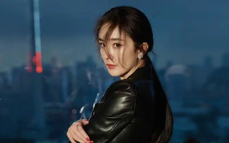 34岁的杨幂大秀身材,露出小蛮腰,漫画腿超级抢镜_明星