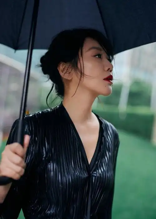 闫妮中国电视剧海外推广大使#演员@素描闫妮在第28届上海电视节磕幕