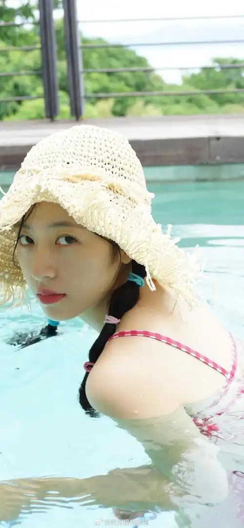 周雨彤玫红色泳装旧照