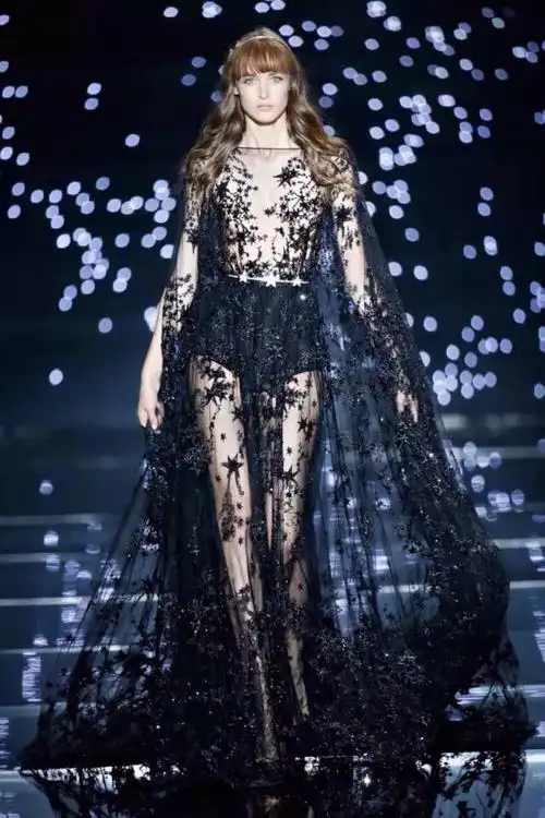 品牌"zuhair murad",黑色薄流纱长衫裙在明星的点缀下梦幻又浪漫.