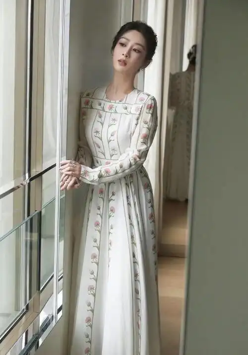 穿搭更是十分的好看,每一次她的亮相也都是惊艳到了大家,现在的杨紫和