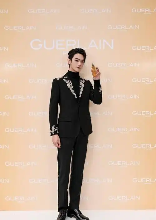 许凯鎏金刺绣黑西装造型化身贵公子 精致发型突显优越五官__财经头条