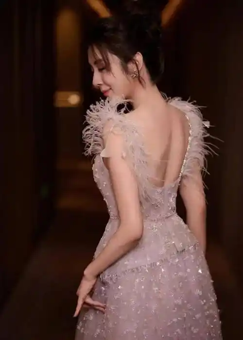 王晓晨羽毛长裙写真惊艳亮相,身材饱满迷人,举止端庄优雅!