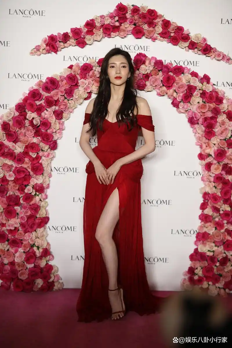 江疏影穿开叉红裙秀美腿,皮肤水嫩五官精致,凸显成熟优雅御姐范