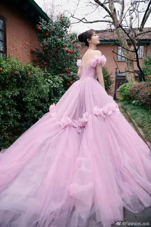 杨紫|微博之夜78礼服:kiyoko hata#杨紫粉紫色缀花纱裙##杨紫紫色