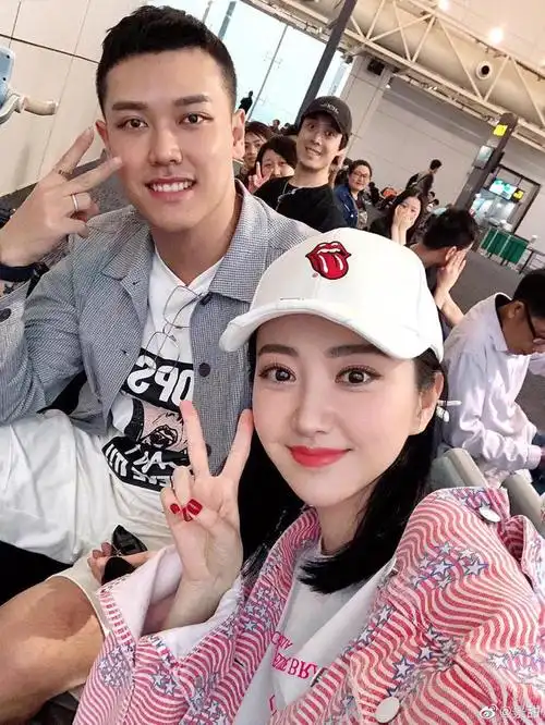 像是景甜的工作人员,不过小编看着却不像工作人员,网友表示更像男朋友